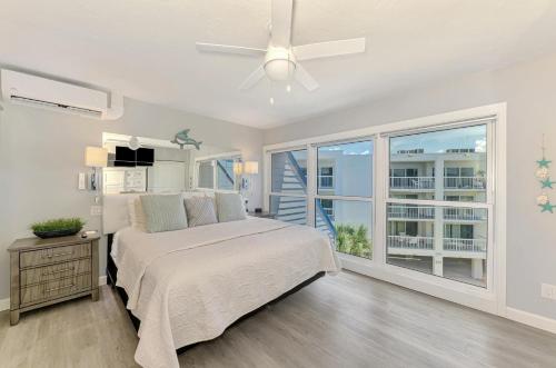 Ένα ή περισσότερα κρεβάτια σε δωμάτιο στο 2 bedroom luxury beachfront retreat with sunset views