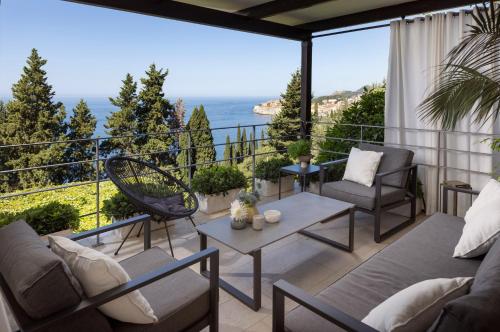 ein Balkon mit Meerblick in der Unterkunft Villa King in Dubrovnik