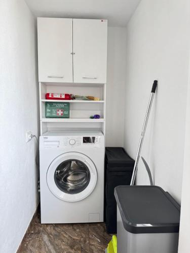 a washer and dryer in a small room at Apartament Benicarlo1 in Brad