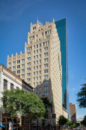 a large building in the middle of a city at Courtyard Fort Worth Downtown/Blackstone in Fort Worth