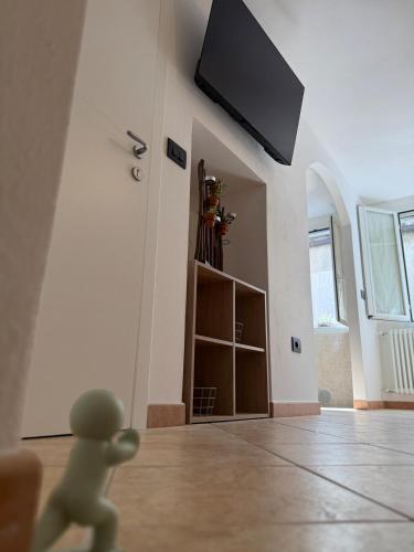 a green teddy bear in a room with a tv at Da Vero in Candeasco
