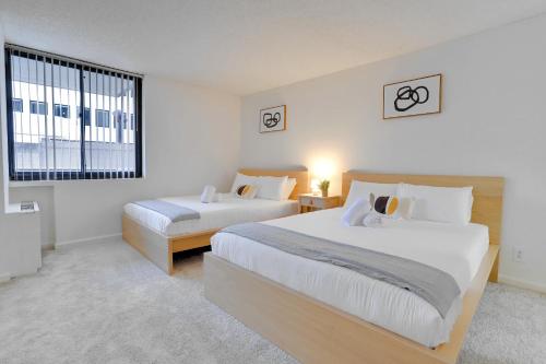 a bedroom with two beds and a window at Apartment Near to Metro Station at Crystal city in Arlington