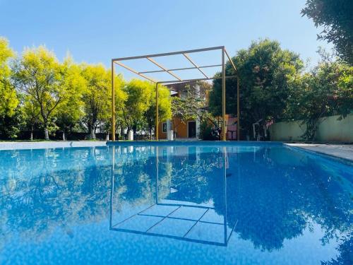ein großes Schwimmbecken mit einem Baldachin darüber in der Unterkunft Bs patil farmhouse by Prashant Patil in Karjat