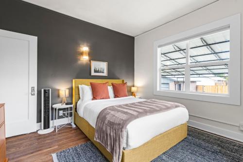 una camera da letto con un letto grande e una finestra di 5280 Oasis - Hot Tub Walk To Sloan's Lake a Denver