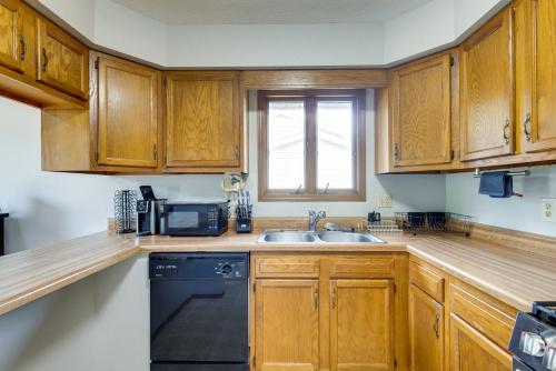 Kuchyň nebo kuchyňský kout v ubytování Lakefront Family Home 13 Mi From Gateway Arch!