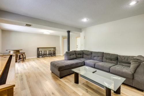 Posezení v ubytování Lakefront Family Home 13 Mi From Gateway Arch!