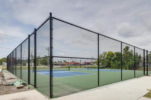 Tenis a/nebo squash v ubytování Lakefront Family Home 13 Mi From Gateway Arch! nebo okolí