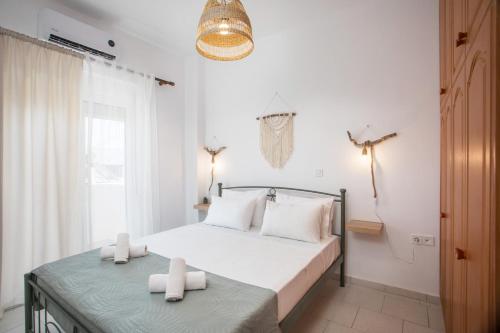 a bedroom with a bed with two towels on it at Niriana Verde Apartment in Gennadi