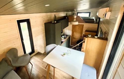una cocina y comedor de una casa pequeña en Tiny House am Ranziger See, en Tauche