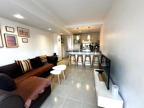 Grand Studio avec terrasse, piscine et parking privé