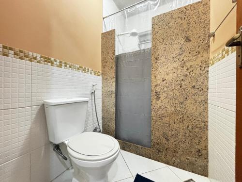 a bathroom with a toilet and a shower at Refúgio de Guarapari in Guarapari