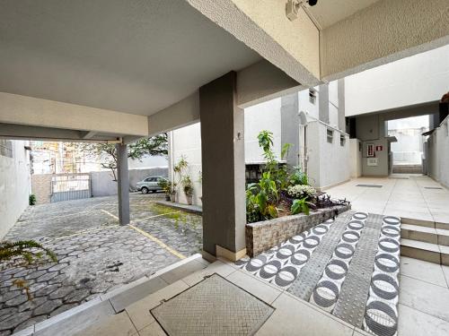 an empty courtyard of a house with a building at Refúgio de Guarapari in Guarapari