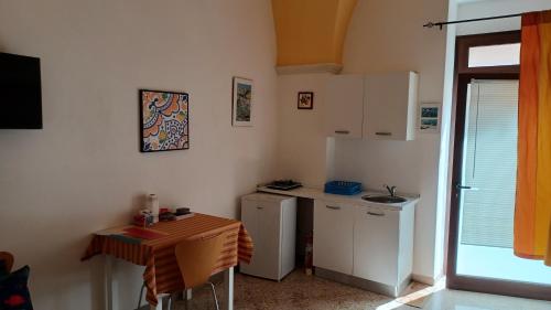 Una cocina o cocineta en STANZA UNO G. G CONTE
