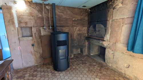 ein Raum mit einer Heizung in der Ecke einer Wand in der Unterkunft Le Chalet Vosges Montagne in Le Tholy
