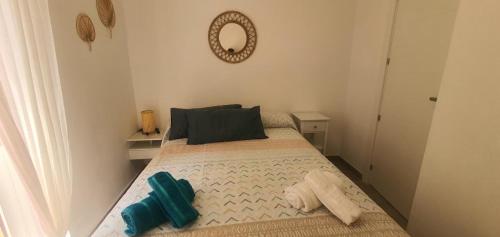 Un pat sau paturi într-o cameră la Habitaciones en Vivienda Compartida, Muy Céntrica, Relajante, Tranquila, Bonita