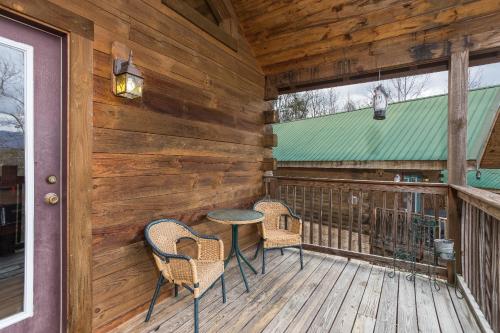 Balkoni atau teres di Precious View by American Patriot Getaways