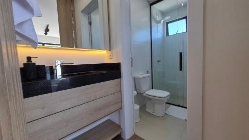 a bathroom with a sink and a toilet at CURTA! |165| Lindo Studio | Próx Centro de Eventos in Camboriú