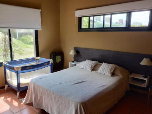 Un dormitorio con una cama grande y una ventana en HolaViajerosVGB, en Villa General Belgrano