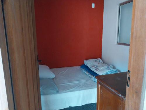 een kleine slaapkamer met een bed in een kamer bij Casa para alugar in Paraty