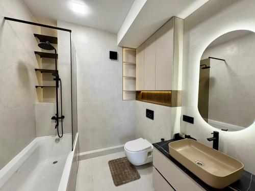 een badkamer met een wastafel, een toilet en een bad bij Avenue Boutique Luxury N4 in Chişinău