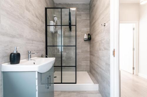 a bathroom with a sink and a shower at Shirley 2 Bed Apartment in Southampton