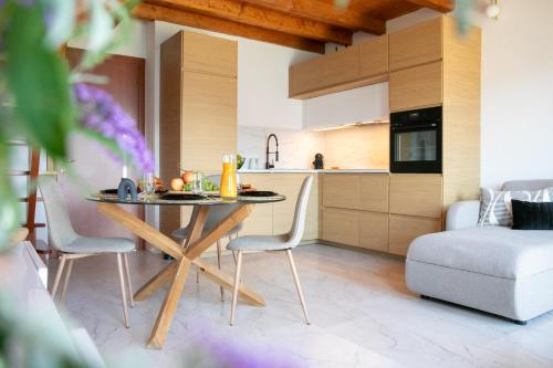 a kitchen and living room with a table and chairs at L'angolo di Fonteno in Fonteno
