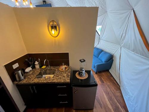 a room with a sink in a tent at Sweet Forest-Domo Sol in Sanabria