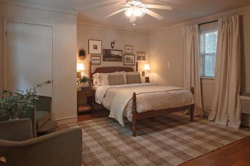 Ένα ή περισσότερα κρεβάτια σε δωμάτιο στο Etowah Apartment on Lookout Mountain
