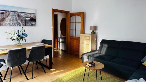 una sala de estar con un sofá y una mesa en Apartament Dworcowa z widokiem na park, en Kołobrzeg