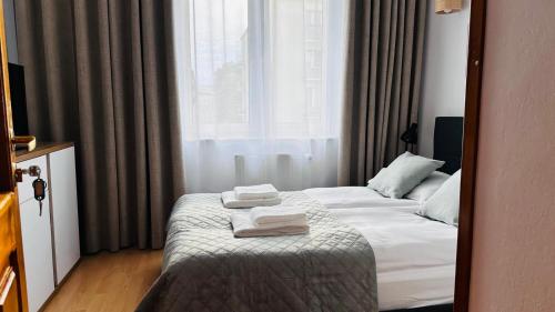 Una habitación de hotel con dos camas con toallas. en Apartament Dworcowa z widokiem na park, en Kołobrzeg