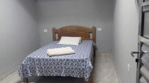 Postel nebo postele na pokoji v ubytování Quarto em lugar tranquilo e bem localizado