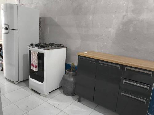 Kuchyň nebo kuchyňský kout v ubytování Quarto em lugar tranquilo e bem localizado