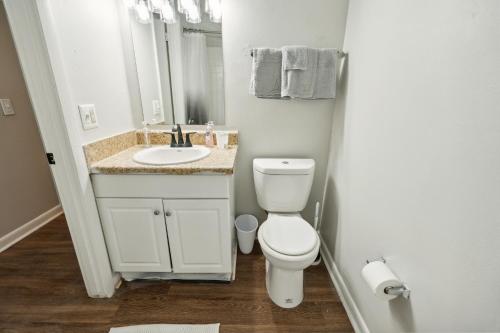 Ένα μπάνιο στο Brentwood A2 I Cozy & Comfy I 2bd I Free Parking