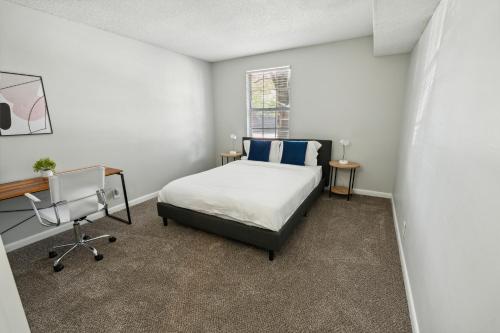 a bedroom with a bed and a desk and a chair at Brentwood A2 I Cozy & Comfy I 2bd I Free Parking in Nashville