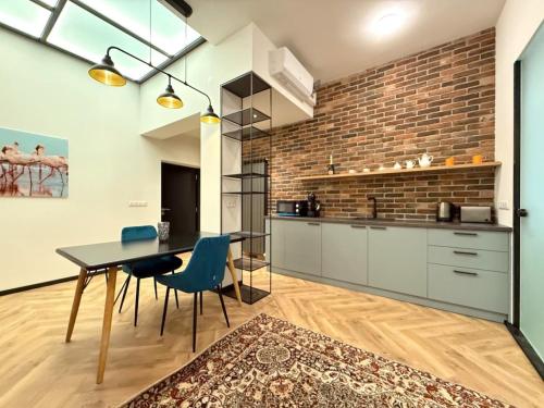 London - English Basement Studio