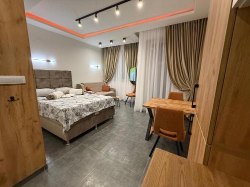 Un dormitorio con una cama, un sofá y una mesa. en Time Out Studio Apartman, en Divčibare