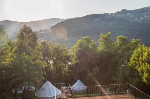 Φυσικό τοπίο κοντά σε οργανωμένο κάμπινγκ