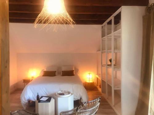 ル・ホーヴァルトにあるLa Maison d Ange Louのベッドルーム1室(ベッド1台、椅子2脚付)