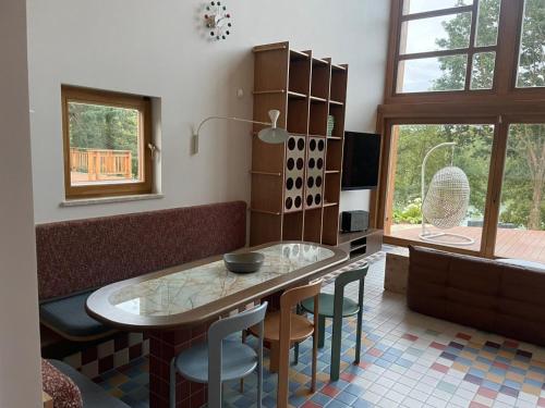 a kitchen with a table and chairs and a window at Kalbornia LAKE & POOL HOUSE by JWPM in Brzeźno Mazurskie