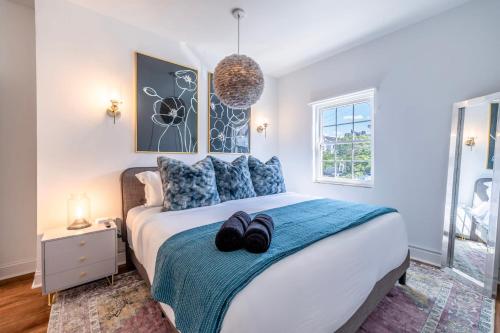 Una cama o camas en una habitación de Luxurious Mt Washington Home with King Bed