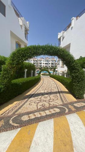 シャルム・エル・シェイクにあるSharm Hills Luxury Pool Viewのツタに覆われたアーチのある石畳の道