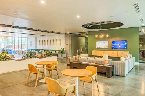 Una televisión o centro de entretenimiento en Unique 1BD -Central Downtown - Gym, Pool, Parking