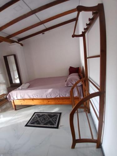 un dormitorio con una cama en una habitación en Relax garden, en Sigiriya
