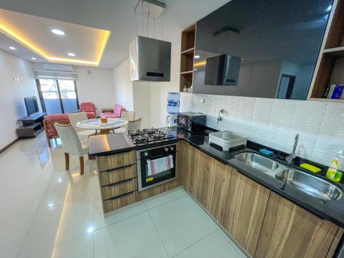 eine Küche mit Spüle und Arbeitsplatte in der Unterkunft Perfecto Apartamento Vacacional in Santa Cruz de la Sierra