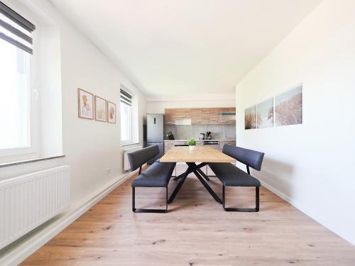 Foto Tolstov Apartments - 3 Room Apartments - Kitchen - Dining Room - 25 min to Messe DUS 1