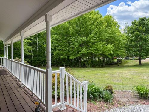 Ein Garten an der Unterkunft Evergreen Escape Relaxing Conway Getaway