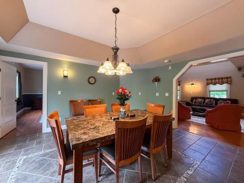 Ein Sitzbereich in der Unterkunft Evergreen Escape Relaxing Conway Getaway
