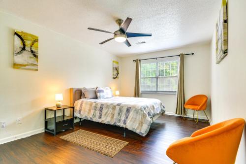 En eller flere senge i et værelse på Condo 5 Mi to Midtown and UNC Greensboro