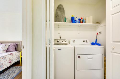 Køkken eller tekøkken på Condo 5 Mi to Midtown and UNC Greensboro