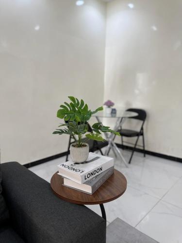 Χώρος καθιστικού στο Cozy Beach Apartment in Ngor